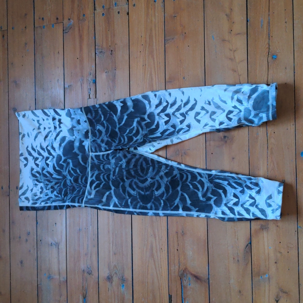 185-EUC Lululemon Yoga tights with Feathers Pattern